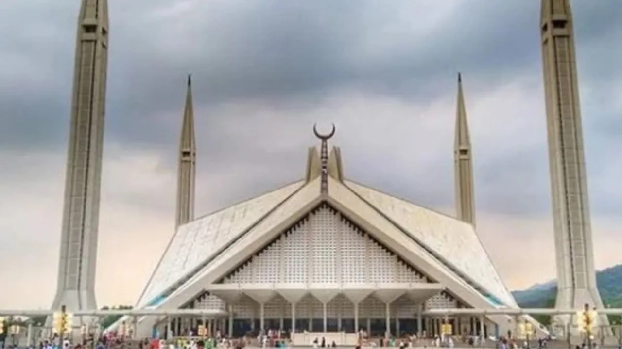 Online Quran classes in Islamabad with certified tutors teaching Tajweed, Hifz and Tafseer to families in F-6, G-10 and Bahria Enclave